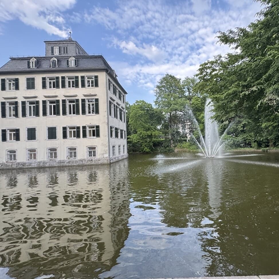 Holzhausenschlösschen im Frankfurter Holzhausenpark, davor der Weiher mit Fontäne